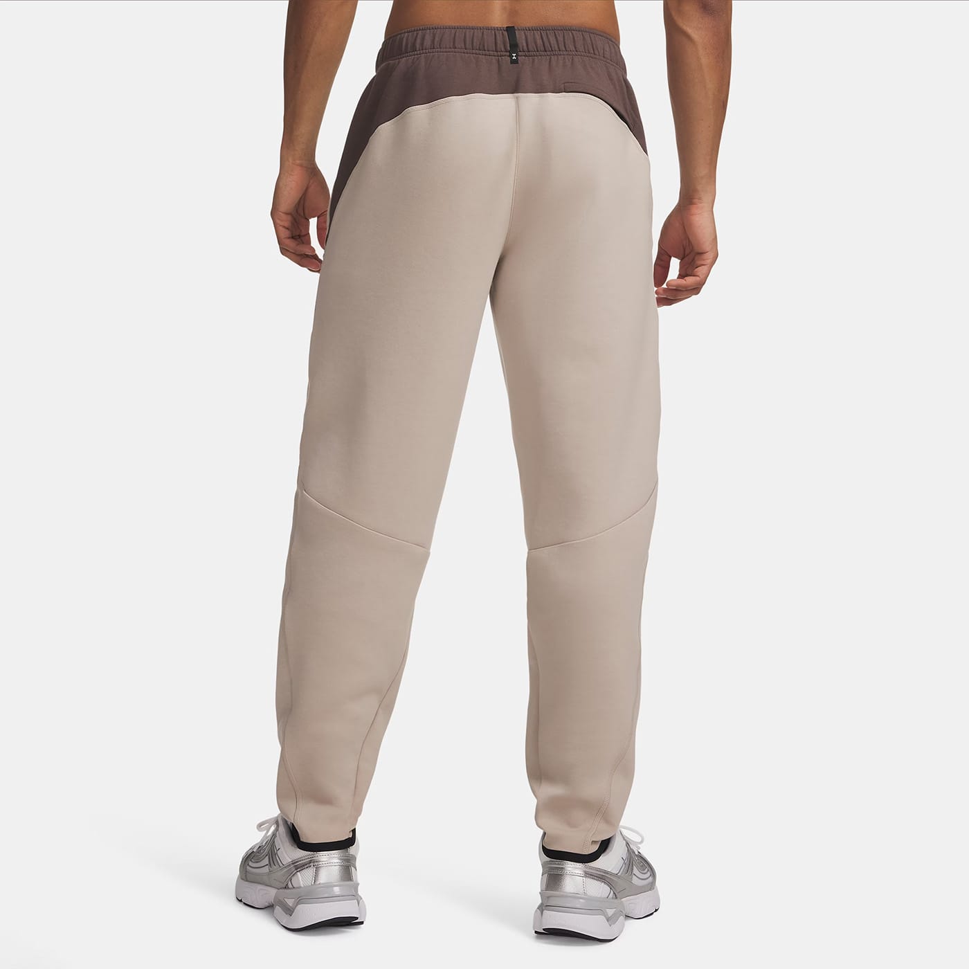 Pantalon de jogging UA Unstoppable Fleece pour Homme Beige 6013427-200 Vue porté de dos