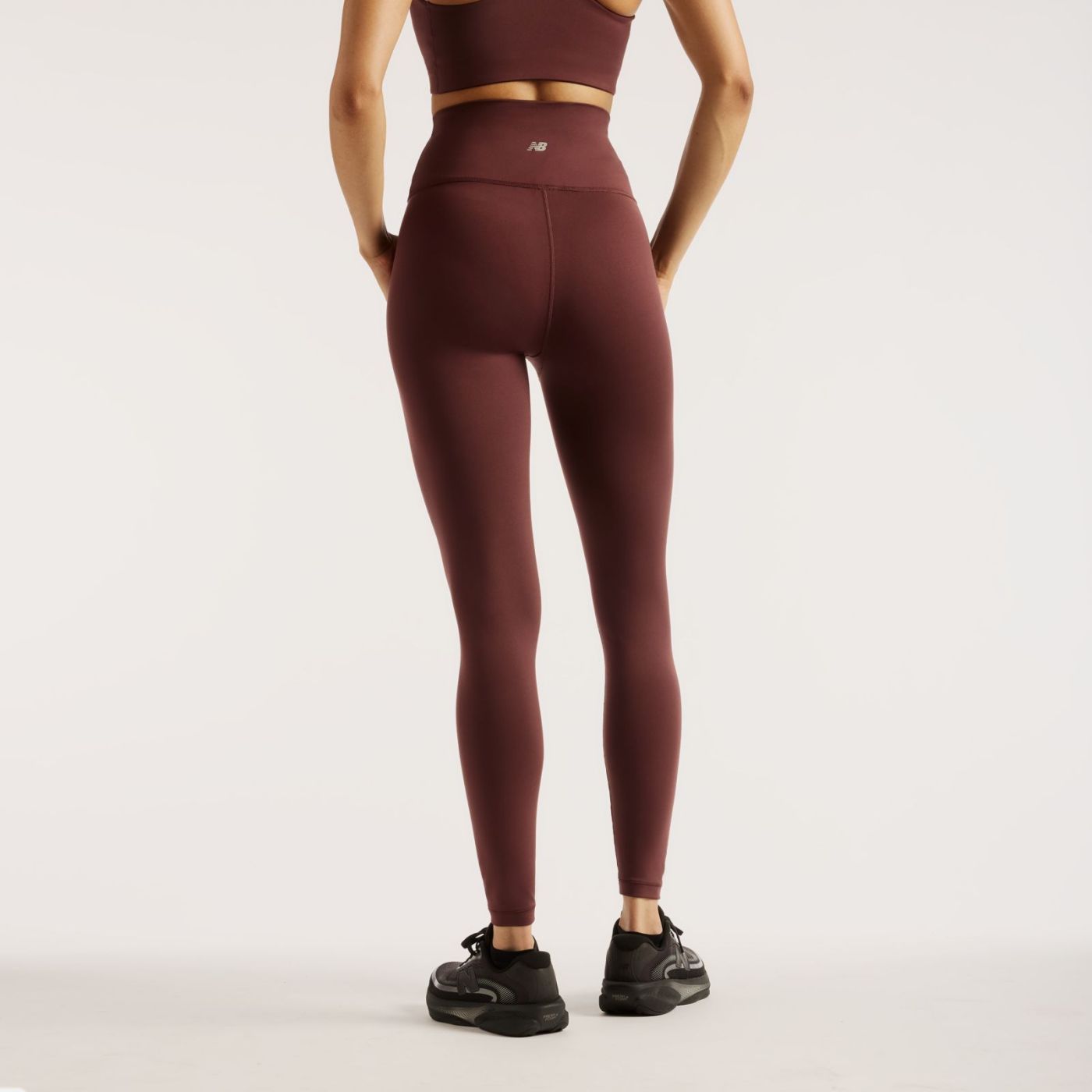 Legging New Balance Essential High Rise Bordeaux Femme Vue porté de dos